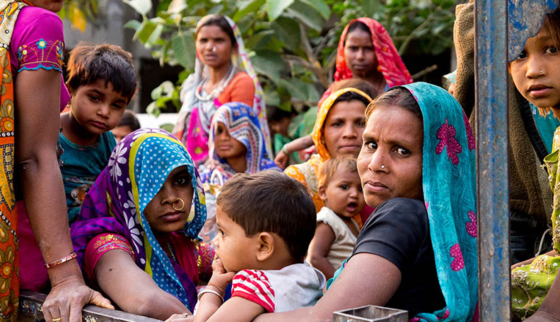 modernslavery.jpg alt=”Image of Indian women and children labourers”