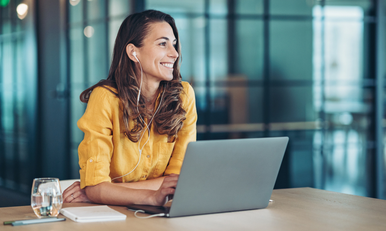 Woman smiling. Representing the treasury eLearning First Steps in Treasury course