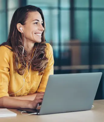 Woman smiling. Representing the treasury eLearning First Steps in Treasury course